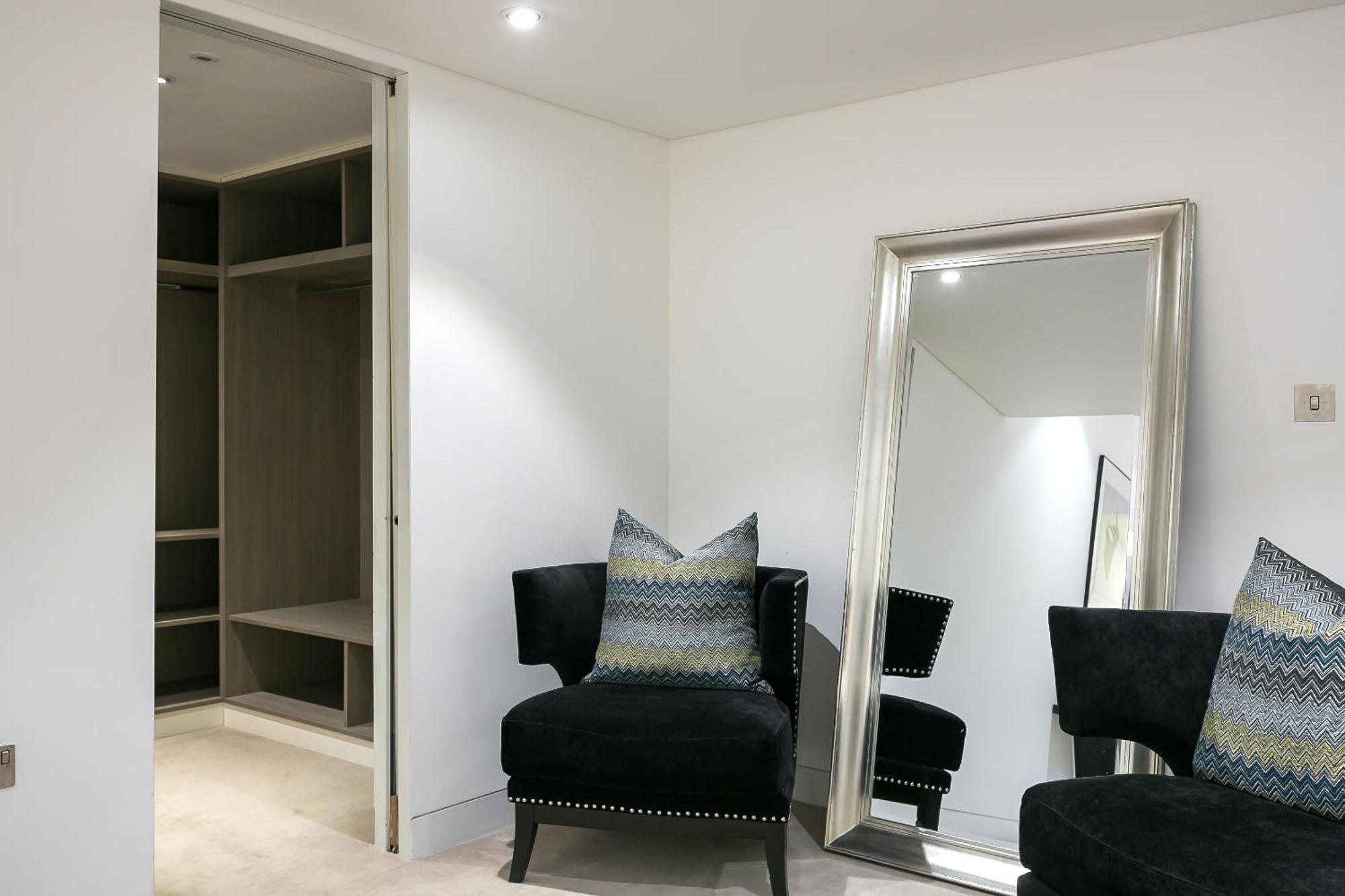 Urban Chic - Chiltern And Baker Apartment
